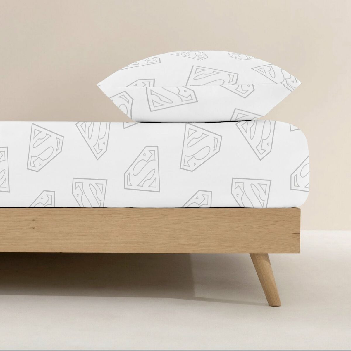 Foaie de fund montată Superman Superman Multicolor Pat 105 105 x 200 cm
